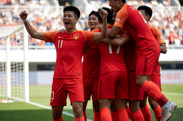 足球运动员进球后与队友庆祝的瞬间