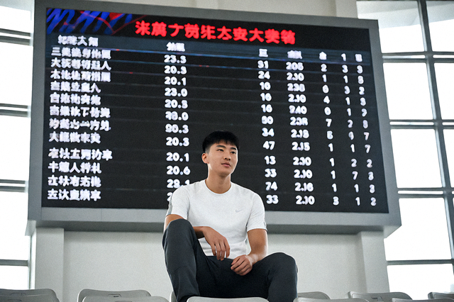 体育场馆内大屏幕显示球队排名与积分信息